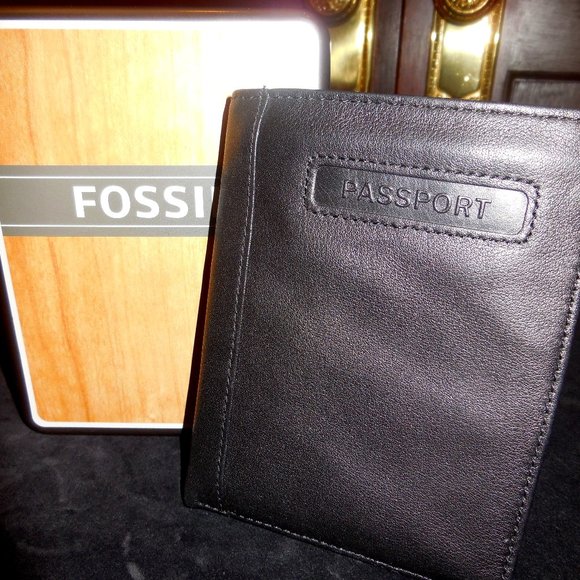 Fossil Leather Passport Case Wallet Women's or Men's